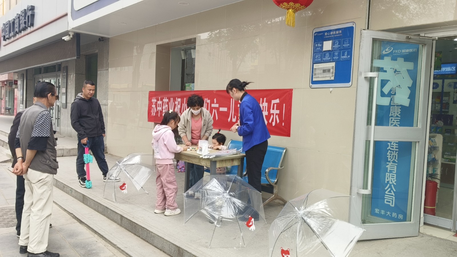 “傘傘發(fā)光”赴一場透明的奇妙夏日約會